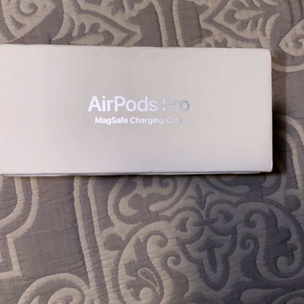 AirPods Pro case - Picture 3 of 7